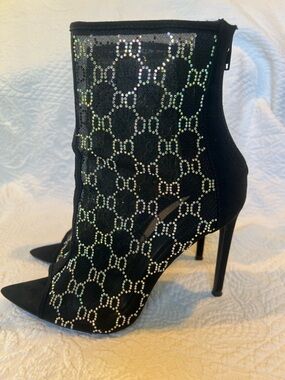 🤎 Fashion Nova Black Mesh Rhinestone Faux Suede 4.5 Inch Heeled Boots - Size 8.5